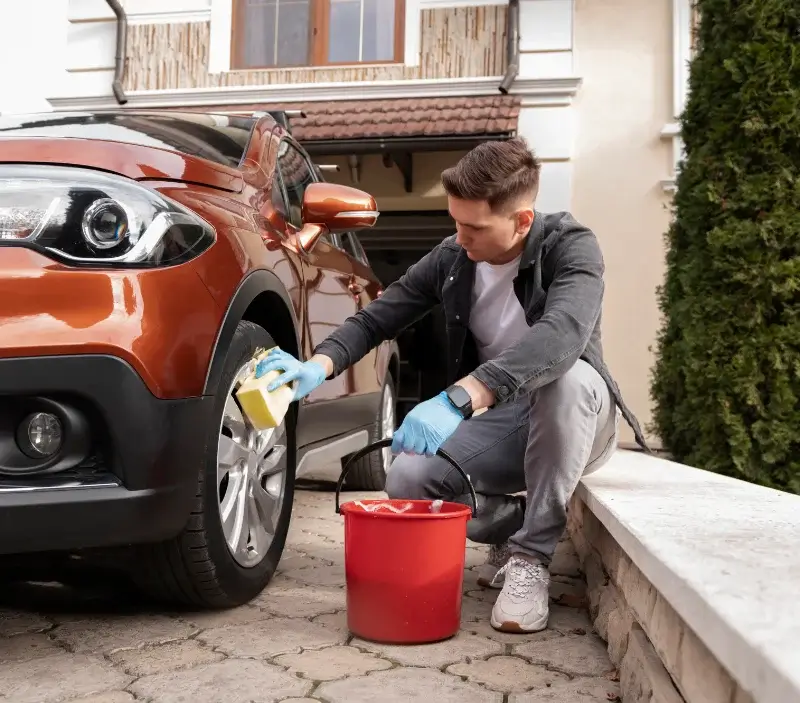 Lavage auto à domicile Hautecourt-Romanèche : professionnel intervenant sur un véhicule
